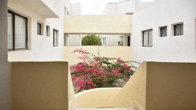 نمای سفید هتل ساحلی آبادگران کیش