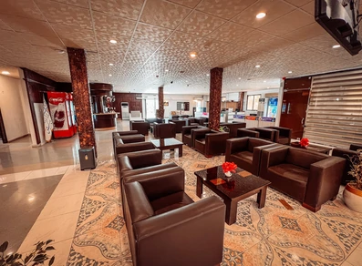 لابی مبله شده با مبلمان چرمی در هتل آبادگران کیش