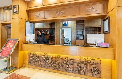 پذیرش هتل آبان مشهد با دکور چوب کرم روشن