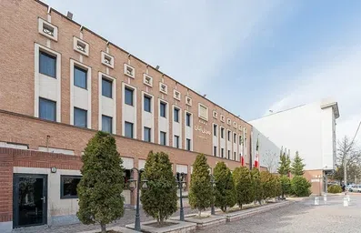 ساختمان عریض 3 طبقه هتل آبان مشهد با فضای درختکاری شده