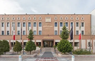 نمای آجری و کلاسیک ساختمان 3 طبقه هتل آبان مشهد