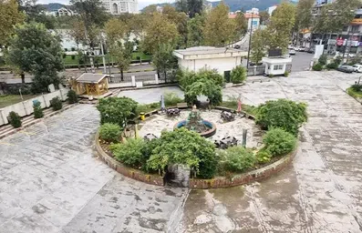 حیاط هتل ابریشمی لاهیجان با فضای سبز