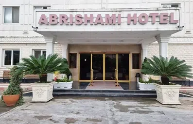 ورودی هتل ابریشمی لاهیجان