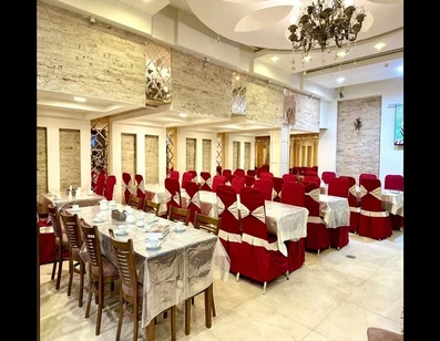 سالن غذاخوری با صندلی قرمز