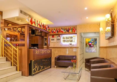 پذیرش و لابی با دکور چوبی در هتل آفتاب اصفهان