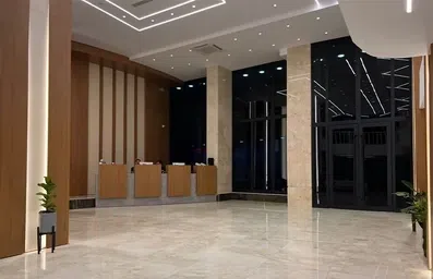 پذیرش هتل مناهل رویال ملکی نجف در فضای بزرگ لابی