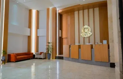 پذیرش هتل مناهل رویال ملکی نجف با پیشخوان تماما چوبی