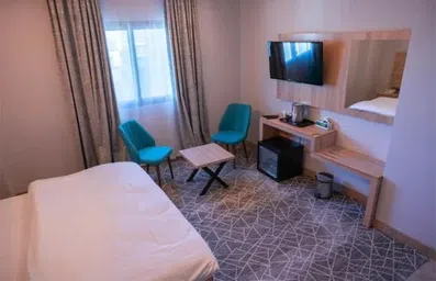 اتاق دوتخته شیک با دکور چوبی در هتل مناهل رویال ملکی نجف