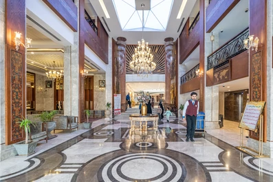 لابی بزرگ و مجلل هتل الغدیر مشهد با تزئیناتی طلایی