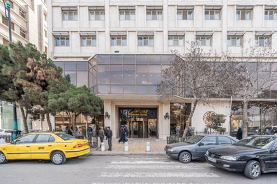 نمای ساختمان هتل الغدیر مشهد از خیابان