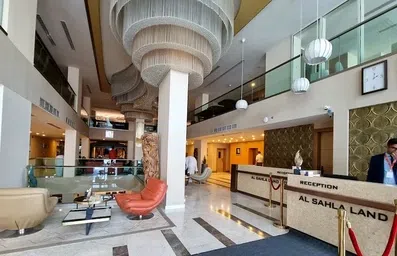 لابی هتل ارض السهله نجف با لوسترهای بزرگ