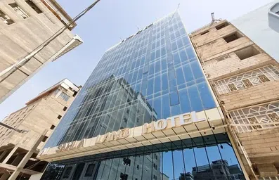 نمای ساختمان تمام شیشه هتل ارض السهله نجف از پایین