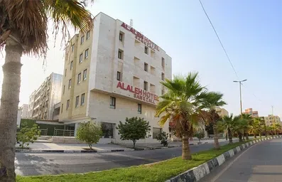 نمای سفیدرنگ ساختمان هتل آلاله سام و زال قشم