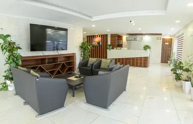 لابی هتل آلاله سام و زال قشم با دکوراسیون روشن و مدرن