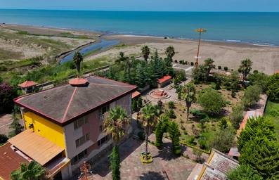 محوطه سرسبز هتل الماس عباس آباد در ساحل دریا