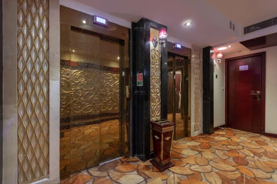 آسانسور هتل الماس مشهد با تزیینات طلایی‌رنگ