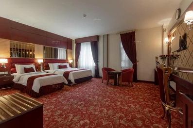 رسپشن هتل الماس مشهد شامل کانتر قهوه‌ای‌رنگ