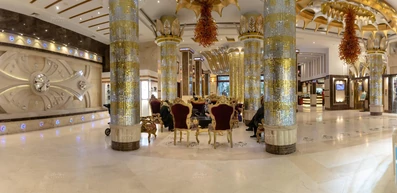 لابی هتل الماس مشهد با ستون‌های آینه‌کاری‌شده