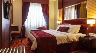 اتاق دوتخته دبل هتل الماس مشهد با تخت، تلویزیون و دراور