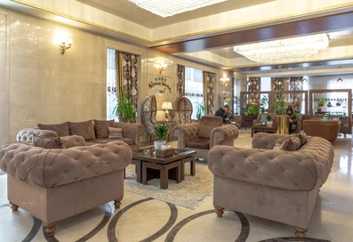 لابی هتل الماس نوین مشهد با مبلمان چستر قهوه‌ای‌رنگ