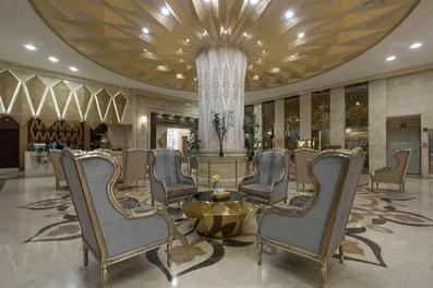 لابی بزرگ و زیبای هتل الماس 2 مشهد با مبلمان چیده شده