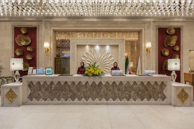 قسمت پذیرش در هتل الماس 2 مشهد با نمای سنگ کاری شده زیبا و مجلل