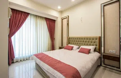 اتاق 2 تخته دبل با دکور سفید و گلبهی در هتل آراد مشهد