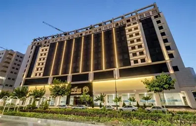 نمای ساختمان 12 طبقه بزرگ هتل آراد مشهد از دور