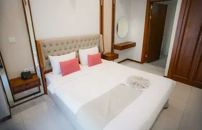 اتاق دو تخته در هتل آراد مشهد با دکور روشن و شیک