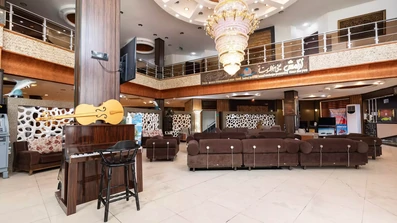 لابی هتل آرامش کیش با دکور و ادوات موسیقی