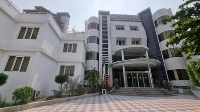 نمای سفید ساختمان هتل آرامش کیش