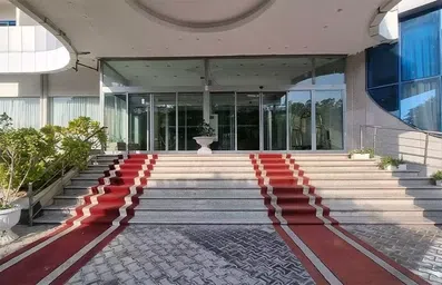 ورودی پله دار هتل آرامیس کیش