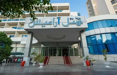 نمای هتل سفید و آبی رنگ هتل آرامیس کیش از نزدیک