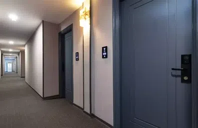 راهروی موکت شده طبقات در هتل آرامیس کیش