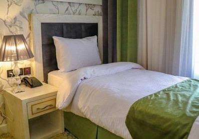 فضایی دلنشین با تخت و دراور زیبا