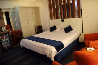 اتاق دو تخته لوکس با مبلمان مدرن در هتل آریان کیش