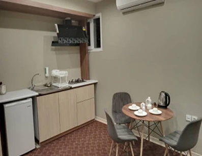 میز ناهار خوری و اشپزخانه  و یخچال