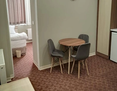 اتاق مبله  با آینه میز ناهار خوری و اتاق  خواب