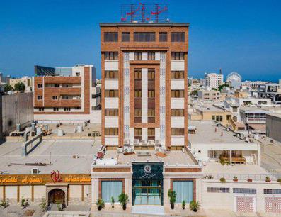 نمای ساختمان هتل 6 طبقه آرتمیس قشم با سنگ های سفید قهوه ای