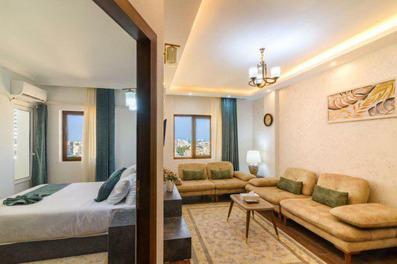 سوئیت یک خوابه هتل آرتمیس قشم با امکانات کامل مبلمان، لوستر، تابلو و فرش و اتاق خواب