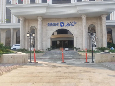 ورودی ساختمان سفیدرنگ هتل آسمان رویال کیش