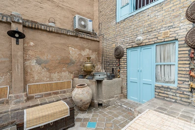 حیاط بوتیک هتل آشتی کنان مشهد