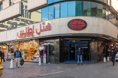 نمای ورودی هتل اطلس