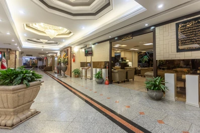 لابی هتل اطلس مشهد در یک سالن بزرگ