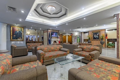 لابی هتل اطلس مشهد با مبلمان چیده شده