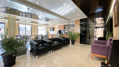 لابی هتل آوات اصفهان با مبل های تیره رنگ