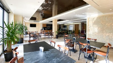 میز و صندلی های غذاخوری رستوران هتل آوات اصفهان