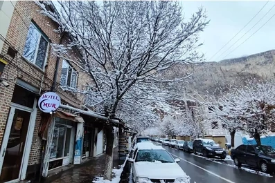 نمای بیرونی هتل آینور ماکو