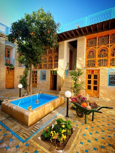 حیاط ساختمان بوتیک هتل بابا باشی شیراز