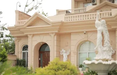 نمای رومی هتل بهار رودسر با مجسمه های فرشته سفید از نزدیک